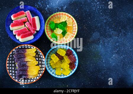 Gemischte Gelee Marmelade, hohe Winkel Ansicht des Geschmacks süßen Snack in der Schüssel Stockfoto
