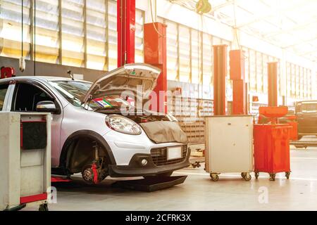 Auto Repair Station mit Weichzeichner und über Licht im Hintergrund Stockfoto