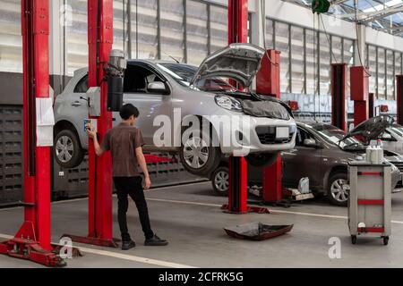 Auto Repair Station mit Weichzeichner und über Licht im Hintergrund Stockfoto