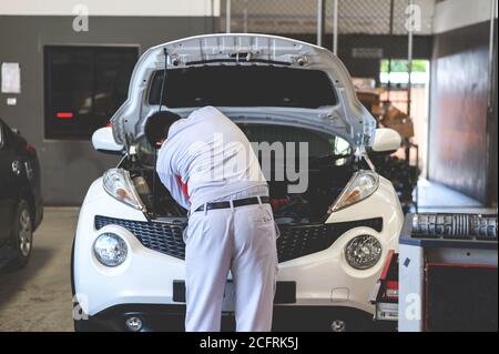 Auto Repair Station mit Weichzeichner und über Licht im Hintergrund Stockfoto