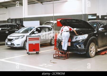 Auto Repair Station mit Weichzeichner und über Licht im Hintergrund Stockfoto