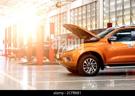 Autowerkstatt mit Softfokus im Hintergrund und darüber Leicht Stockfoto