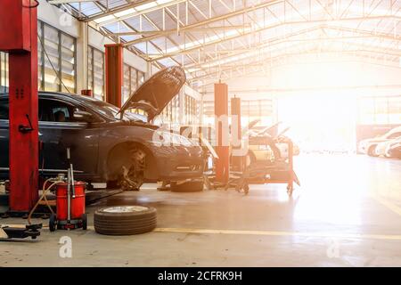 Autowerkstatt mit Softfokus im Hintergrund und darüber Leicht Stockfoto