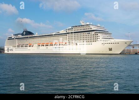 Kreuzfahrtschiff MSC Orchestra von der Gesellschaft MSC Crociere dockt im Hafen von Barcelona. September 20, 2019. Stockfoto