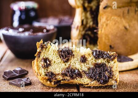 Scheibe Panettone, mit hausgemachten Schokoladenstückchen. Typische Weihnachtskuchen, auch Chocoton genannt Stockfoto