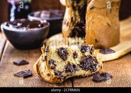 Scheibe Panettone, mit hausgemachten Schokoladenstückchen. Typische Weihnachtskuchen, auch Chocoton genannt Stockfoto
