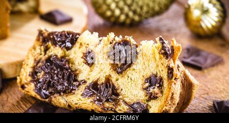 Scheibe Panettone, mit hausgemachten Schokoladenstückchen. Typische Weihnachtskuchen, auch Chocoton genannt Stockfoto