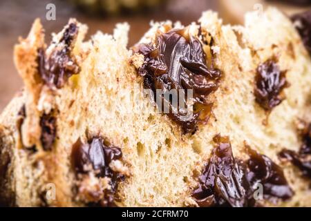 Scheibe Panettone, mit hausgemachten Schokoladenstückchen. Typische Weihnachtskuchen, auch Chocoton genannt Stockfoto