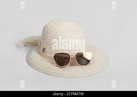 Strohhut und Sonnenbrille, Studio mit weißem Hintergrund Stockfoto