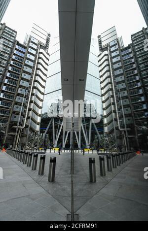 London, Großbritannien. September 2020. Lloyds of London spiegelte sich in der City of London an einem Montagmittag wider, der vor der Coronavirus-Pandemie normalerweise mit Büroangestellten beschäftigt sein würde. Die britische Regierung hat darauf hingewiesen, dass es sicher ist, wieder an den Arbeitsplatz zurückzukehren, solange die Arbeitgeber ihre Büros in Covid gesichert haben, aber viele Arbeitnehmer entscheiden sich dafür, weiterhin von zu Hause aus zu arbeiten. Kredit: Stephen Chung / Alamy Live Nachrichten Stockfoto