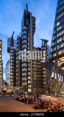 Blick Richtung Süden entlang der St. Mary Axt, mit der Walkie-Talkie im Hintergrund. Das Vordach des Leadenhall-Gebäudes befindet sich auf der rechten Seite. Lloyd's Building, Lo Stockfoto