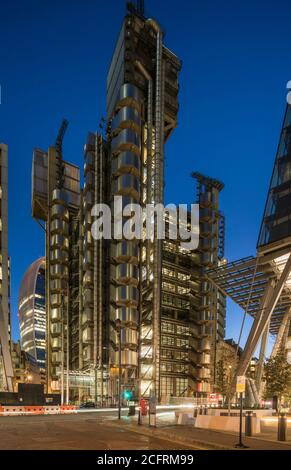 Blick Richtung Süden entlang der St. Mary Axe, mit der Walkie-Talkie im Hintergrund. Das Vordach des Leadenhall-Gebäudes befindet sich auf der rechten Seite. Lloyd's Building, L Stockfoto