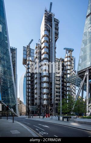 Klassische Ansicht von Lloyd's Gebäude südwestlich von St. Mary AX, Skalpell auf der linken Seite, die Walkie-Talkie verdeckt durch Lloyd's und Baldachin von Leanen Stockfoto