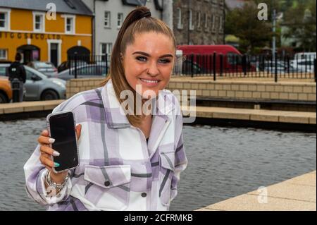 Bantry, West Cork, Irland. September 2020. Heute 61,000 verlassen Cert Studenten in ganz Irland erhielt ihre Ergebnisse. In Bantry mit ihren Ergebnissen abgebildet ist Coláiste Pobail Bheanntrai Schülerin, Caitlin O'Mahony. Quelle: AG News/Alamy Live News Stockfoto