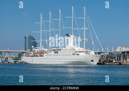 Fünf-Mast Schoner Kreuzfahrtschiff Wind Surf der Windstar Cruises Firma Docket im Hafen von Barcelona. September 19, 2019. Stockfoto