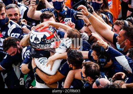 GASLY Pierre (Fra), Scuderia AlphaTauri Honda AT01, Portrait feiert den Sieg mit dem Team während der Formel 1 Gran Premio Heineken D'italia 2020 Stockfoto