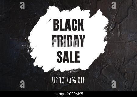 Black Friday Sale Banner mit Text bis zu 70 Prozent Rabatt auf dunklen strukturierten Hintergrund Stockfoto