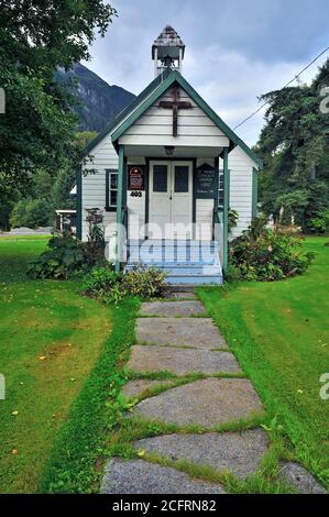 Eine vertikale Vordertür Ansicht der alten Kirche in Stewart im Norden von British Columbia Kanada. Stockfoto