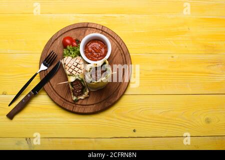 Burritos Wraps mit Hackfleisch und Gemüse auf gelbem Holzhintergrund, Draufsicht. Speicherplatz kopieren Stockfoto