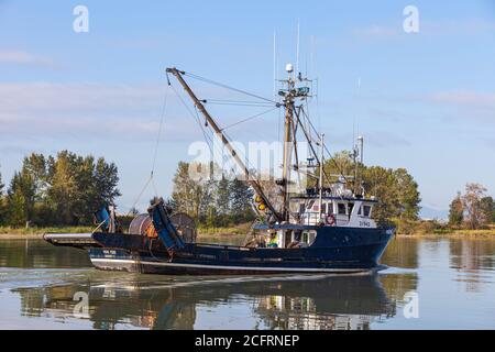 Kommerzielles Fischerboot auf dem Weg vom Steveston Hafen in Großbritannien Kolumbien Kanada Stockfoto