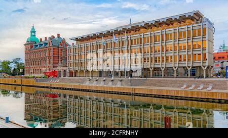 LANDSKRONA, SCHWEDEN - 25. AUGUST 2020: Landskrona stadshuset, das moderne Rathaus in der Stadt. Stockfoto