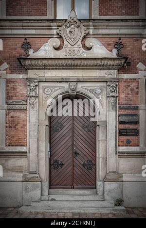 LANDSKRONA, SCHWEDEN - 25. AUGUST 2020: Eingang zum prächtigen Tranchell-Haus auf dem Eckgrundstück am Binnenhafen in Landskrona. Stockfoto