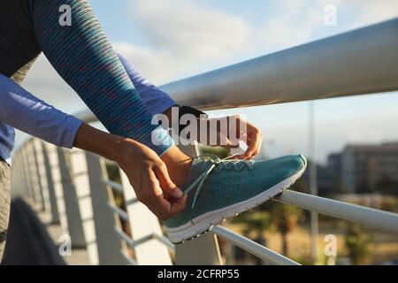 Frau trainieren im Freien in der Stadt Stockfoto