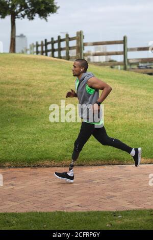 Mann mit Beinprothese läuft im Park Stockfoto