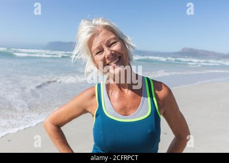 Porträt einer älteren Frau, die am Strand lächelt Stockfoto