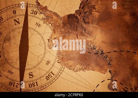 Vintage Travel alte Karte und Kompass über Farbe Hintergrund , Elemente dieses Bildes möbliert von NASA (Satelliten-Karte der Antarktis) Stockfoto