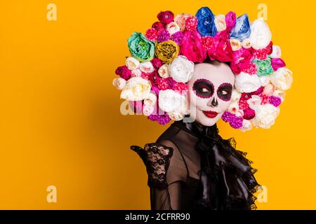 Profilfoto von calavera katrina richtenden Daumen suchen leeren Raum Trickende naive junge Kerl tragen schwarzes Kleid Tod Karneval Kostüm Kopfband „roses“ Stockfoto
