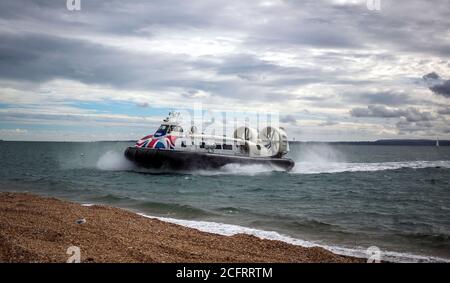 Ein Luftkissenboot kommt von der Isle of Wight nach Southsea, Hampshire. Stockfoto