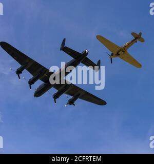 Avro Lancaster viermotoriger Bomber & Hawker Hurricane einmotorige Jagdflugzeuge, Teil des Battle of Britain Memorial Flight, feiern 50. Jahrestag der Woodcote Steam and Vintage Transport Rally in Oxfordshire, England, mit engem Formationsflypast im Juli 2013. Lancasters waren die erfolgreichsten schweren Bomber der Royal Air Force im Zweiten Weltkrieg Dieses Beispiel, PA474, ist einer von nur zwei flugfähigen Lancaster von 7,377 gebaut. Hurrikane standen an der Front der Schlacht von Großbritannien Verteidigung gegen Nazi-Deutschland im Jahr 1940. Nur 12 flugfähige Hurrikane überleben weltweit, einschließlich dieser MK IIC. Stockfoto