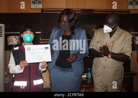 Juba, Südsudan. September 2020. Die südsudanesische Gesundheitsministerin Elizabeth Achuei Yol (C) verleiht einem Mitglied des chinesischen medizinischen Expertenteams in Juba, Südsudan, am 6. September 2020 eine Bescheinigung. Das chinesische medizinische Expertenteam beendete seine Anti-Virus-Missionen im Südsudan und Guinea und ging am 6. September von Juba nach China. Quelle: Gale Julius/Xinhua/Alamy Live News Stockfoto