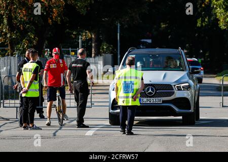 HAMILTON Lewis (gbr), Mercedes AMG F1 GP W11 Hybrid EQ Power+, in seinem Mercedes wird der Zutritt verwehrt, mit VETTEL Sebastian (ger), Scuderia Ferrar Stockfoto