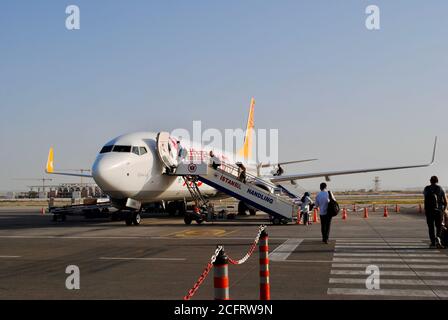 Nordnicosia, Nordzypern. Ein Flugzeug, das vom Ercan International Airport aus anfliegt. Touristen Passagiere zu Fuß zum Flugzeug. Stockfoto