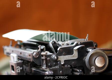 Alte Schreibmaschine mit Papierbogen, selektiver Fokus. Retro-Typing-Technologie, Vintage-Hintergrund Stockfoto