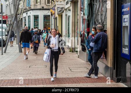 Cork, Irland. September 2020. Viele Käufer gingen heute Morgen ohne Gesichtsmaske durch die Straßen von Cork, obwohl einige Leute Masken trugen. Tanaiste Leo Varadkar steht unter dem Druck, das Datum zu revel, an dem sogenannte "Wet Pubs" wieder geöffnet werden können, obwohl dieses Datum bisher nicht bekannt gegeben wurde. Quelle: AG News/Alamy Live News Stockfoto