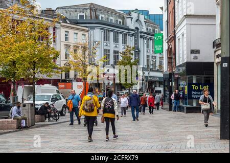 Cork, Irland. September 2020. Viele Käufer gingen heute Morgen ohne Gesichtsmaske durch die Straßen von Cork, obwohl einige Leute Masken trugen. Tanaiste Leo Varadkar steht unter dem Druck, das Datum zu revel, an dem sogenannte "Wet Pubs" wieder geöffnet werden können, obwohl dieses Datum bisher nicht bekannt gegeben wurde. Quelle: AG News/Alamy Live News Stockfoto