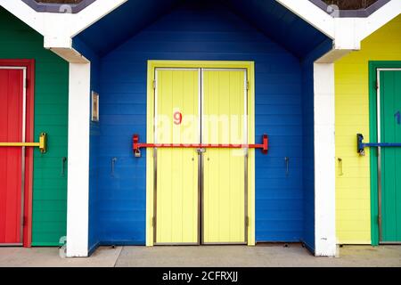 Nahaufnahme von bunten Strandhütten, Whitmore Bay, Barry Island, South Wales Stockfoto