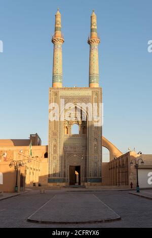 Große Moschee mit hohen Minaretten in Yazd bei Sonnenuntergang, Iran Stockfoto