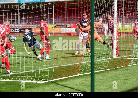 Jordan Tunnicliffe (19) von Crawley Town kann nicht raus Der Weg für ein eigenes Ziel, um es 1-2 Millwall Stockfoto