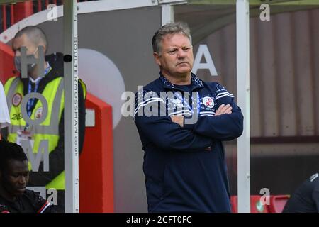 John Yens Manager von Crawley Town schaut auf Stockfoto