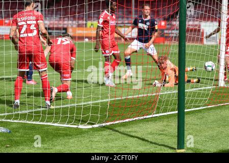 Jordan Tunnicliffe (19) von Crawley Town kann nicht raus Der Weg für ein eigenes Ziel, um es 1-2 Millwall Stockfoto