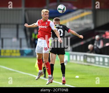 Jamie Lindsay (16) von Rotherham United tritt in der Luft an Für den Ball mit Ash Hunter (10) von Salford City Stockfoto