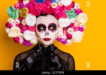 Cropped close-up-Ansicht Porträt von ihr sie schön glamourös schön Luxus Dame trägt Santa Muerte Outfit beiseite November isoliert Überhell Stockfoto