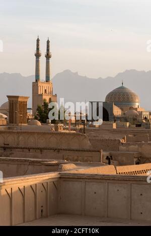 Blick auf die Skyline mit Minaretten und Kuppeln von Yazd bei Sonnenuntergang, Iran Stockfoto