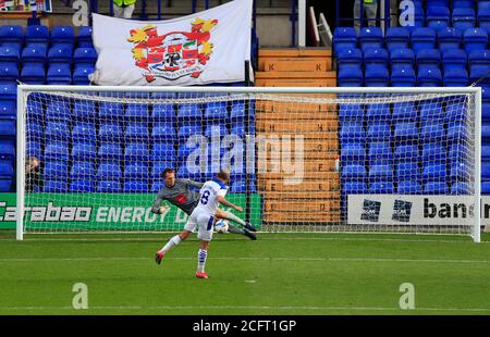 Joe Cracknell (13) von Harrogate Town rettet während der Immobilie Schießen Sie von Jay Spearing (8) von Tranmere Rovers Stockfoto