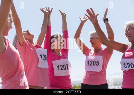 Gruppe von Frauen feiern zusammen Stockfoto