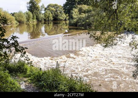 Das Wehr am Fluss Severn bei Upper Parting in der Nähe des Dorfes Maisemore in Severn Vale, Gloucestershire, Großbritannien Stockfoto